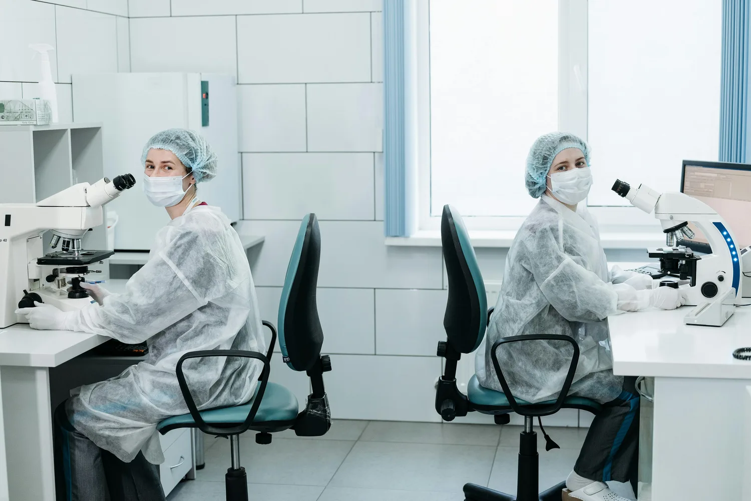 Les techniciennes du laboratoire de contrôle qualité au microscope