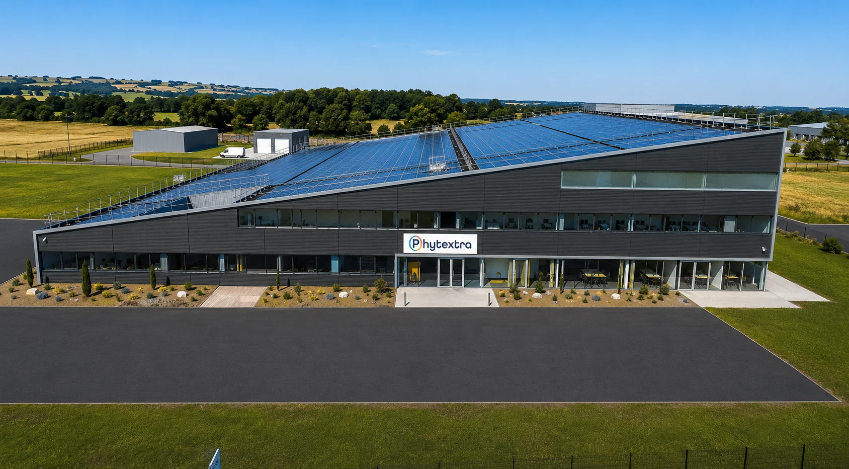 Le site de production Phytextra : bâtiment moderne équipé de panneaux solaires